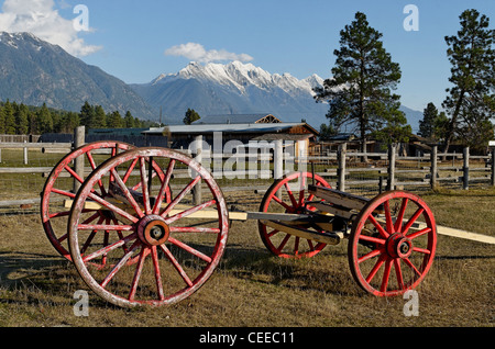 Wagon, Fort Steele Heritage Town avec Rocky Mountain vista derrière, de la région de Kootenay, Colombie-Britannique, Canada Banque D'Images
