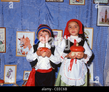 Les enfants en costume traditionnel, Sorrento, Province de Naples, Campanie, Italie Banque D'Images