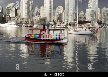 False Creek water taxi voyageant à l'est avec la ville de Yale dans l'arrière-plan. Banque D'Images