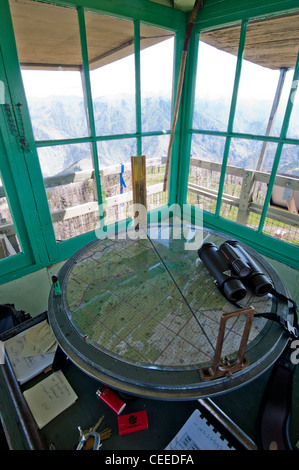 Intérieur de Hat fire Point Lookout Tower dans le Hells Canyon National Recreation Area Oregon Banque D'Images