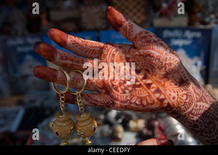 Palm femme décorées dans le henné, Jaipur, Rajasthan, Inde Banque D'Images