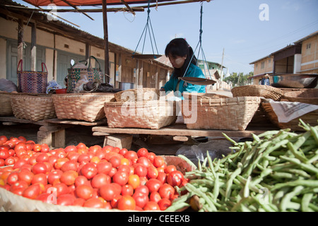 La Birmanie, PINDAYA - février 23, 2011 : les agriculteurs vendent des produits alimentaires sur le marché de rue. Pindaya, Birmanie. Banque D'Images