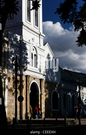 Une église sur une place de Bogota, Colombie, sur un dimanche après-midi ensoleillé. Banque D'Images