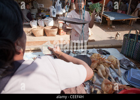 La Birmanie, PINDAYA - février 23, 2011 : les agriculteurs vendent des produits alimentaires sur le marché de rue. Pindaya, Birmanie. Banque D'Images