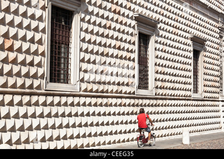 Un cycliste passe le Palazzo dei Diamanti Ferrara Emilia-Romagna Italie Banque D'Images