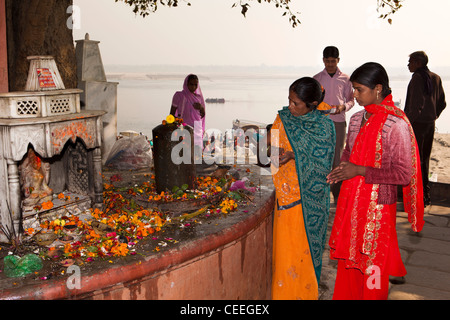 L'Inde, Uttar Pradesh, Varanasi, Assi Ghat, deux femmes fidèles au culte de Shiva Asi-Sangameshwara Banque D'Images