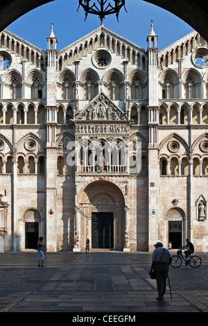 Triple principale façade de la cathédrale du xiie siècle Duomo Ferrare Emilia-Romagna Italie Banque D'Images