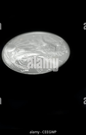 American silver eagle pièce d'un dollar sur fond noir Banque D'Images