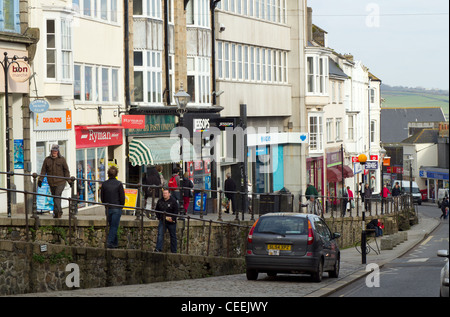 Des boutiques de la rue du marché juif dans Penzance, Cornwall, UK. Banque D'Images