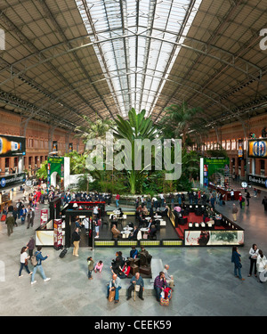 Intérieur de la gare d'Atocha, le centre de Madrid, Espagne Banque D'Images