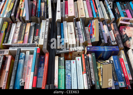 Beaucoup de livres de poche d'occasion à l'extérieur en échoppe de marché à Penzance, Cornwall, UK. Banque D'Images