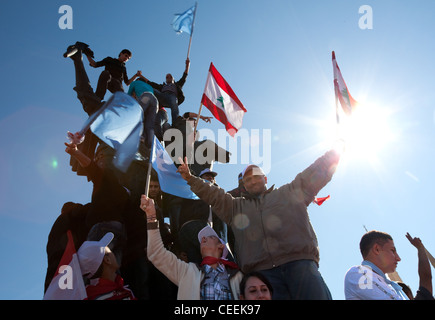 Partisans politiques avec les drapeaux escalader monument Place des Martyrs à Beyrouth au Liban durant le printemps arabe de 2011. Low angle Banque D'Images