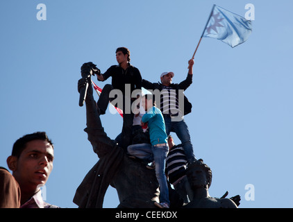 Partisans politiques avec les drapeaux escalader Place des Martyrs monument à Beyrouth, au Liban. Banque D'Images