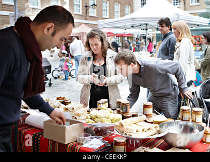 À Richmond farmers market shopping Banque D'Images