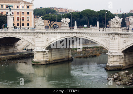 Pont d'Hadrien sur le Tibre est l'un des plus beaux ponts de Rome Banque D'Images