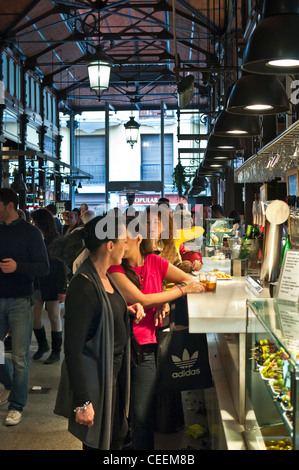 Un bar à tapas dans le Mercado de San Miguel, juste à côté de la Plaza Mayor, Madrid, Espagne Banque D'Images