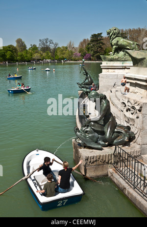 Barques sur El Estanque Lake dans le parc du Retiro, dans le centre de Madrid, Espagne Banque D'Images