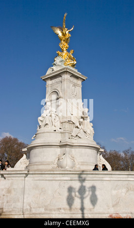 1 e année en marbre blanc figurant Queen Victoria Memorial par Sir Thomas Brock surmonté de statue dorée de Victoire London angleterre Europe Banque D'Images