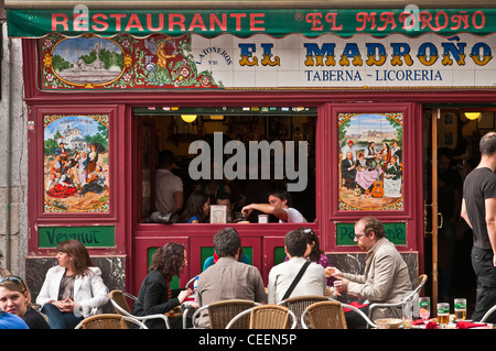 Manger en plein air à l'extérieur de l'une des tavernes traditionnelles et des bars à tapas. Au sud de la Plaza Mayor, le centre de Madrid. Espagne Banque D'Images