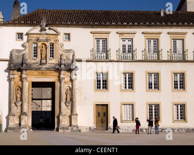 Entrée de l'université de Coimbra Porta Ferrea à Coimbra, Portugal Banque D'Images