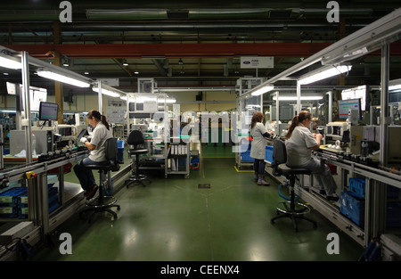 Les travailleurs en usine à la chaîne de montage Banque D'Images