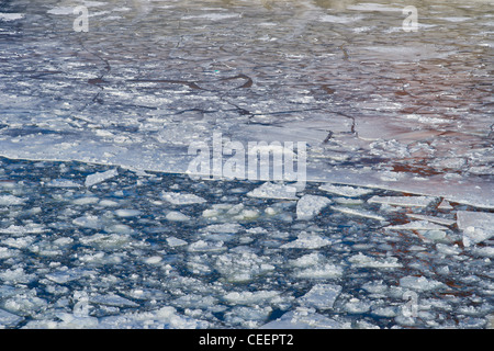 La glace brisée par le brise-glace Banque D'Images