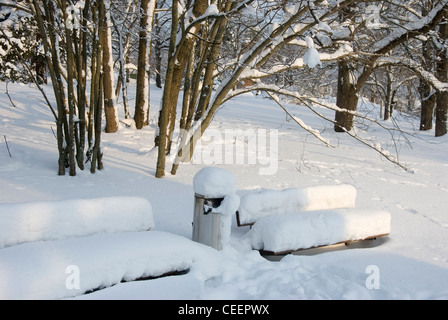 Bancs dans le parc enneigé de Lahti en Finlande Banque D'Images