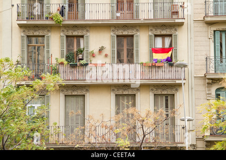 Il s'agit d'une façade d'un bâtiment de Barcelone montrant le drapeau civil de la Seconde République espagnole, près de la Sagrada Familia. Barcelone, Espagne. Banque D'Images