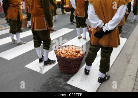 Rassembler les résidents pour le rapport annuel de printemps festival des Krakelingen dans le village flamand de Bruxelles, Belgique Banque D'Images