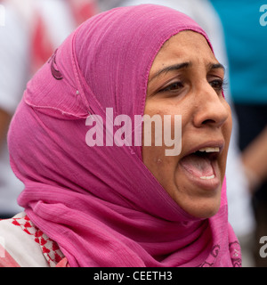 Jeune femme au foulard hijab/chants slogans politiques lors de manifestation politique à Beyrouth, Liban Banque D'Images