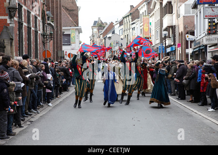 Rassembler les résidents pour le rapport annuel de printemps festival des Krakelingen dans le village flamand de Bruxelles, Belgique Banque D'Images