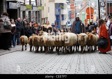 Rassembler les résidents pour le rapport annuel de printemps festival des Krakelingen dans le village flamand de Bruxelles, Belgique Banque D'Images