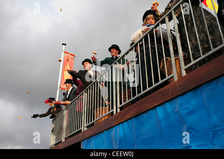 Rassembler les résidents pour le rapport annuel de printemps festival des Krakelingen dans le village flamand de Bruxelles, Belgique Banque D'Images