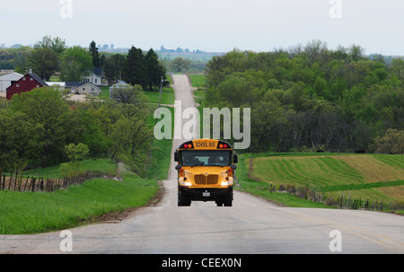 Schoolbus sur route locale dans le Wisconsin, USA Banque D'Images