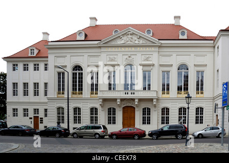 Bâtiment historique Kurlaender Palais à Dresde après la reconstruction. Banque D'Images