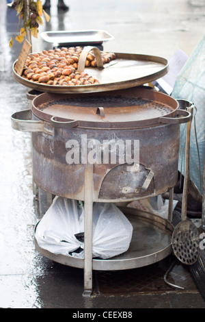 Châtaignes grillées sur une nuit froide à Rome Banque D'Images