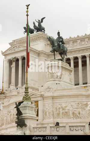 Un énorme monument en marbre blanc hommage à le premier roi d'une Italie Victor Emmanuel II Rome Italie Banque D'Images