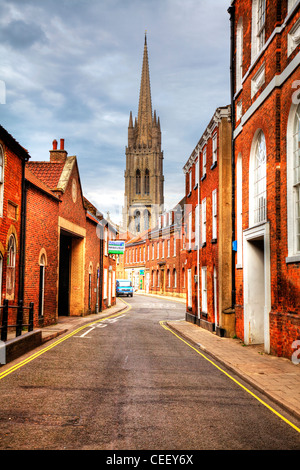 En regardant vers l'Eastgate St James's Church, Louth, Lincolnshire, Angleterre avec ses 295 m de haut spire Banque D'Images