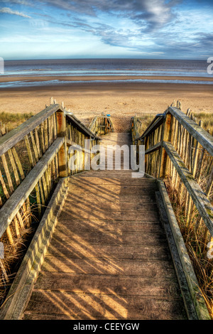 Mablethorpe, Lincolnshire, Angleterre étapes menant à la rive, littoral sur la côte est du sable et de la mer Banque D'Images