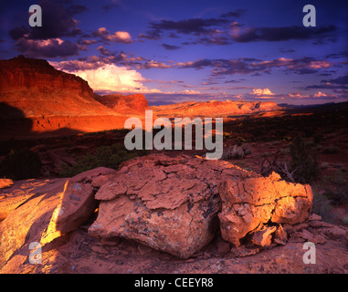 Le coucher du soleil le waterpocket fold vu de point de panorama dans Capitol Reef National Park dans le sud de l'Utah, USA Banque D'Images