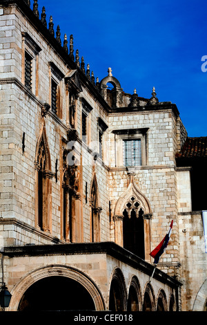 Le palais Sponza montrant le détail des fenêtres de style gothique vénitien la Dalmatie Dubrovnik Banque D'Images