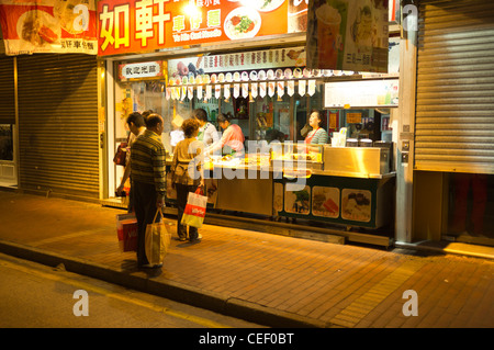 Dh à emporter de fast-food shop Causeway Bay Hong Kong les clients Chinois à restauration rapide chine street Banque D'Images