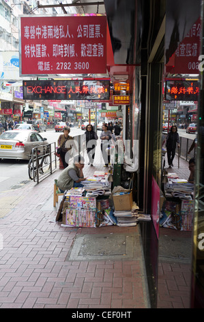 dh CAUSEWAY BAY HONG KONG Nouveau vendeur de papier journal chinois stand de vendeur de rue Banque D'Images