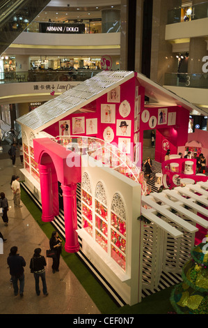 dh Time Square CAUSEWAY BAY HONG KONG foules regardant l'exposition de poupées Barbie dans le centre commercial china Shop Banque D'Images