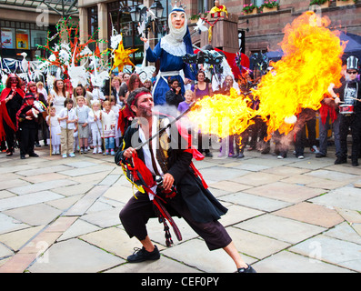 Mangeur de feu au milieu de Chester's watch parade Banque D'Images