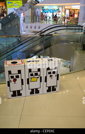 dh Windsor House Shopping Centre CAUSEWAY BAY HONG KONG Chinois bacs de recyclage conçus par des enfants recyclent la poubelle pour enfants en porcelaine Banque D'Images