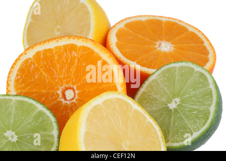 Oranges, citrons, limes, les fruits en arrière-plan on white Banque D'Images