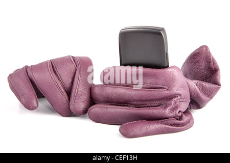 Gants en cuir téléphone cellulaire compresser sur un fond blanc Banque D'Images