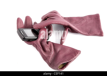 Gants en cuir téléphone cellulaire compresser sur un fond blanc Banque D'Images