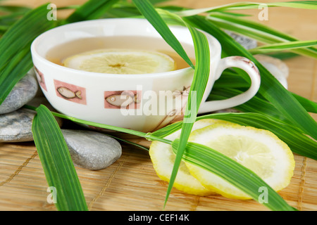 Tasse de thé vert avec du citron Banque D'Images